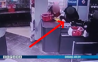 В Орше нападение 14-летнего грабителя с ножом на продавщицу попало на видео — Видео