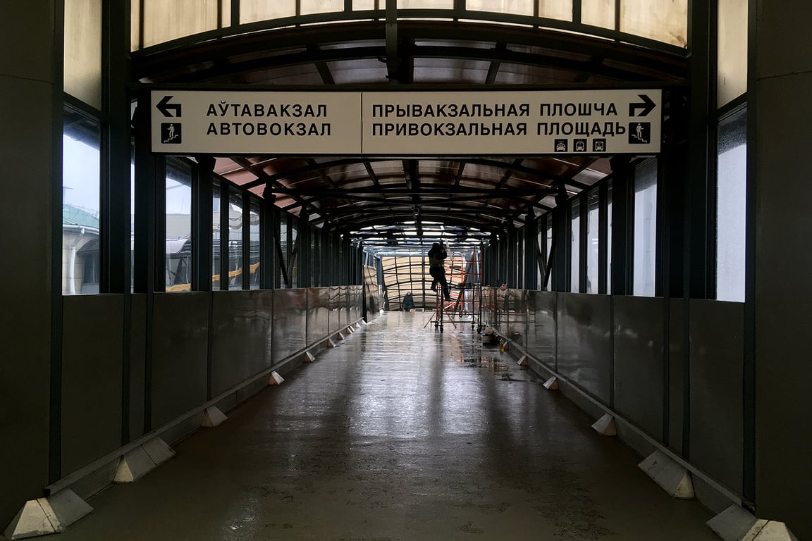 Крышу на пешеходном мосту у витебского вокзала уже начали накрывать. Фото Сергея Серебро