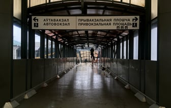 Крышу на пешеходном мосту у витебского вокзала уже начали накрывать