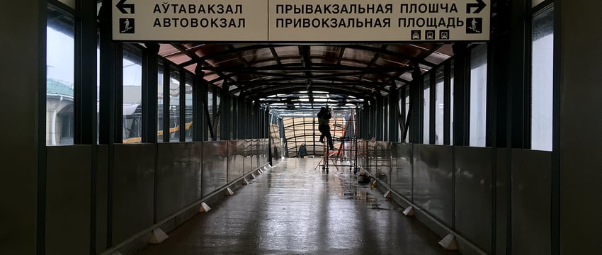 Крышу на пешеходном мосту у витебского вокзала уже начали накрывать