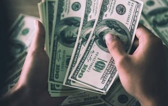 Мужчина тайно вывозил из Беларуси деньги, раздав их пассажирам. Какой приговор вынес суд?