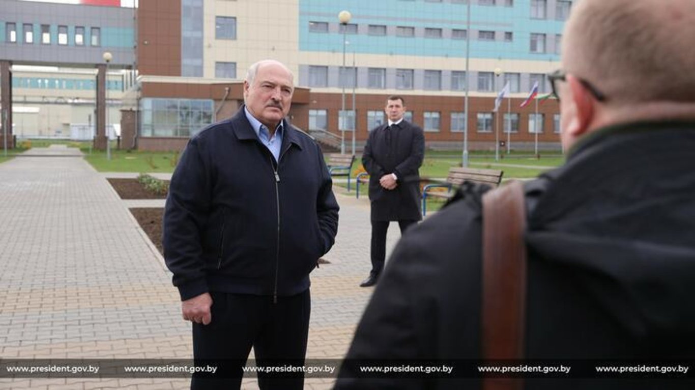 Александр Логвин (на заднем фоне) охраняет Александра Лукашенко во время визита в Островецкий район. 3 ноября 2023 года. Фото: president.gov.by