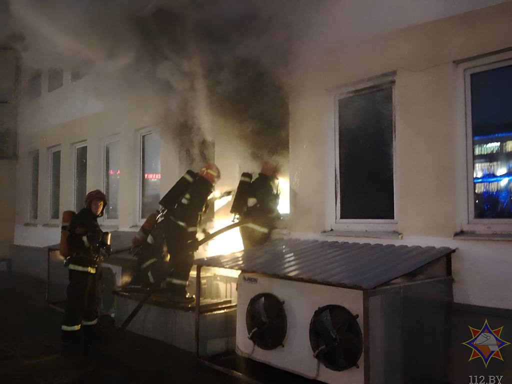 В Витебске ликвидировали пожар в ТЦ «Беларусь». Фото МЧС