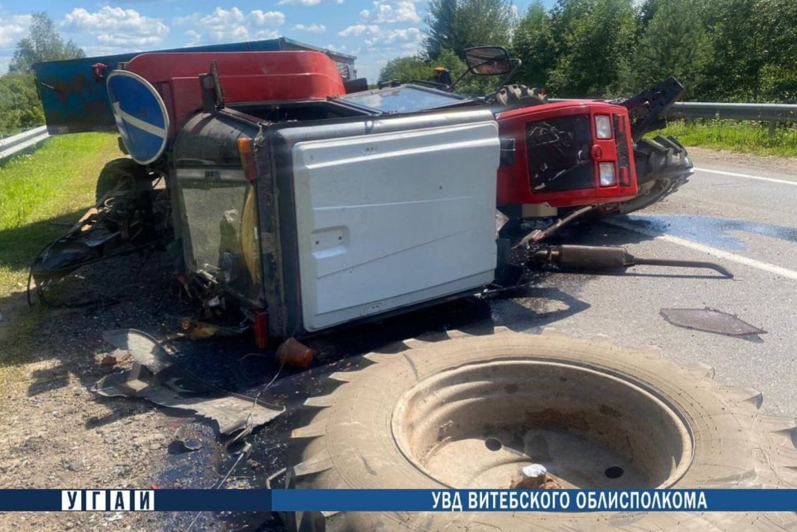 Трактор просто развалился — в Полоцком районе «Беларус» столкнулся с «Renault Logan». Фото ГАИ