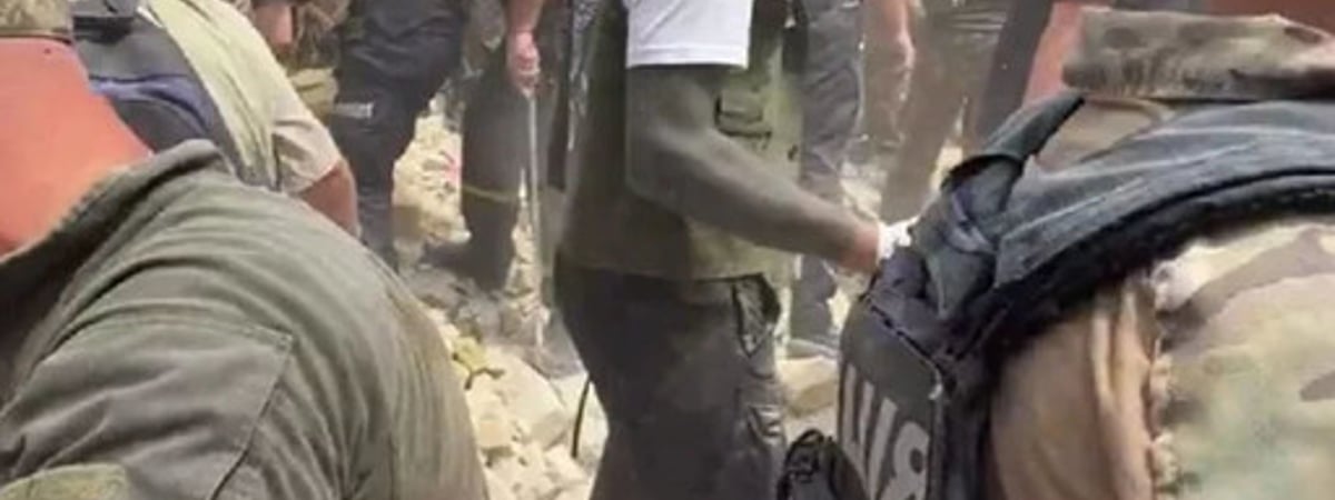 Украинцев покорило видео, как ветеран на протезе разбирает завалы детской клиники в Киеве. Оказалось, это беларус