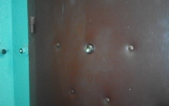 Минчанину так не нравилась дверь соседа, что он дошел до мэра – в чем дело