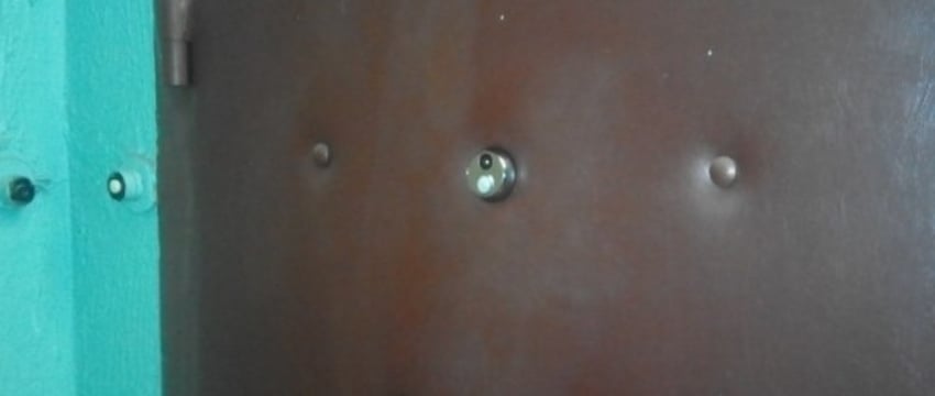 Минчанину так не нравилась дверь соседа, что он дошел до мэра – в чем дело