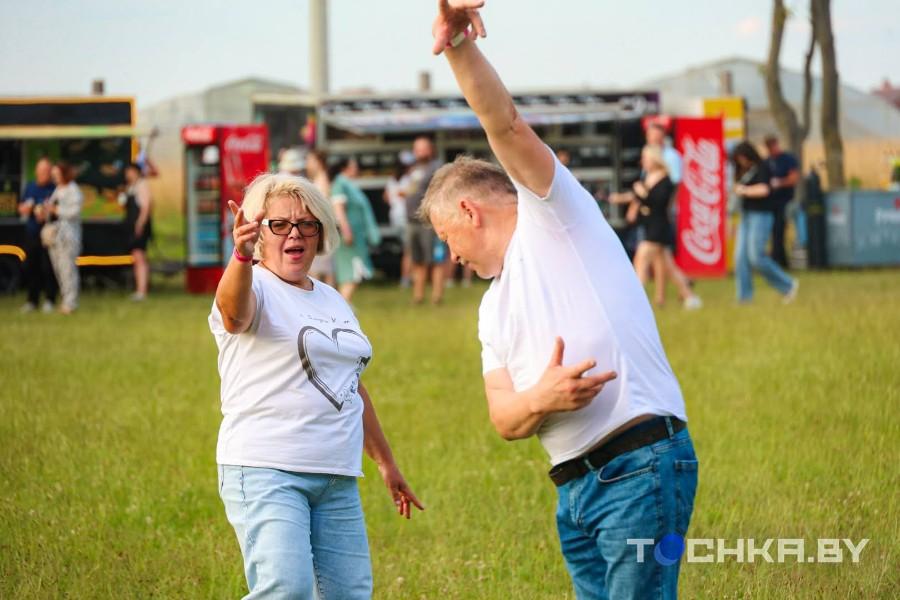 Рокеры «отрываются»: в Пружанах прошел первый день «Солнцестояния»