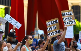 Харрис и Трамп выступили с последними предвыборными речами в "шаткой" Пенсильвании