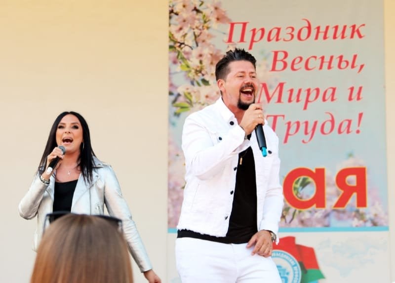 Брестчане тепло встречали певца Тео и подарили …апельсины