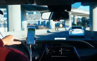 Водитель Lyft помочился в контейнер во время поездки, утверждает женщина из США в судебном процессе