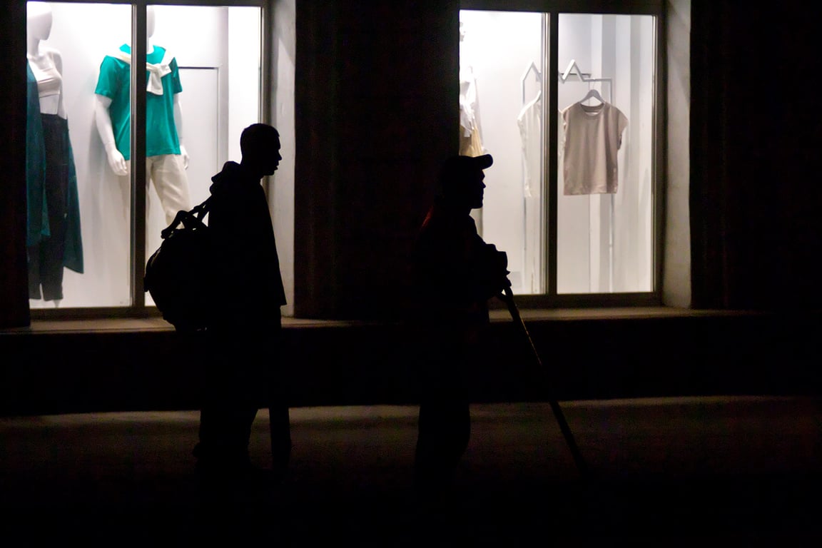 Троллейбус в парах горячего битума. Ночные работы по замене асфальтобетонного покрытия на улице Ленина в Витебске. Фото Сергея Серебро