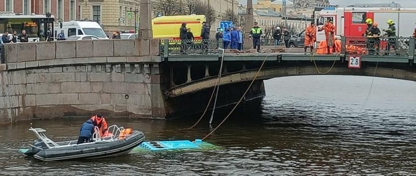 Трагедия в Санкт-Петербурге: Автобус утонул в реке Мойке