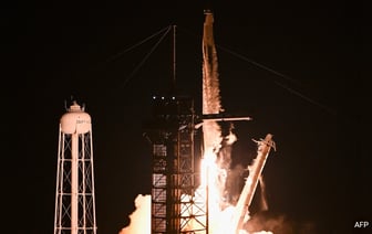 SpaceX запускает гражданский экипаж из 4 человек для первого выхода в открытый космос, финансируемого из частных источников.