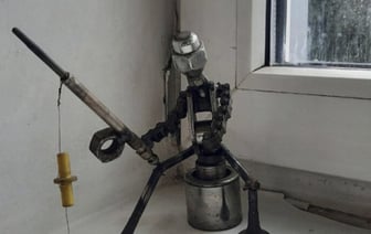 «Для кого-то мусор, а для меня материал для творчества». Необычные статуэтки из старых автозапчастей создает житель Барановичей