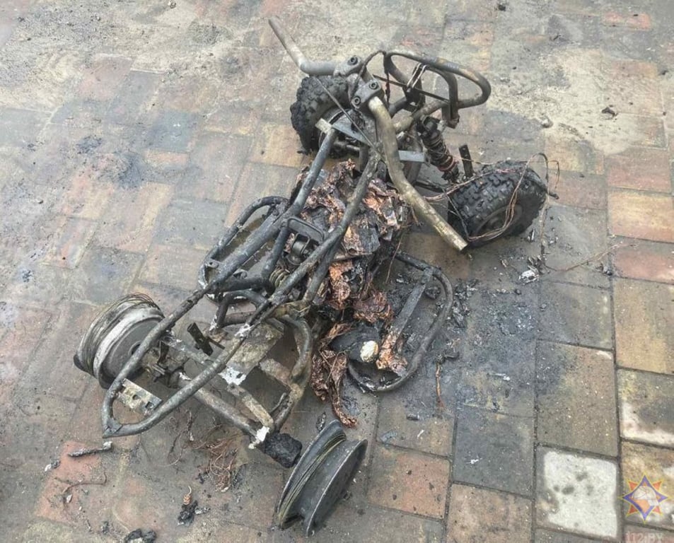 В Бресте в гараже дома загорелись электрический квадроцикл и детский электромобиль