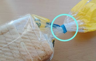 Не выбрасывайте зажимы для хлеба. Вот 7 способов, как применить их с пользойВы можете использовать цветные зажимы для обозначения каких-то вещей либо подписать их перманентным маркером. С другой стороны для этой цели. Например, вы можете написать на них сорта высеваемых в рассаду семян и воткнуть в горшочек для обозначения. — Полезно