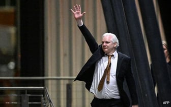 США заявляют, что Джулиан Ассанж, ныне находящийся на свободе, подвергал людей опасности.