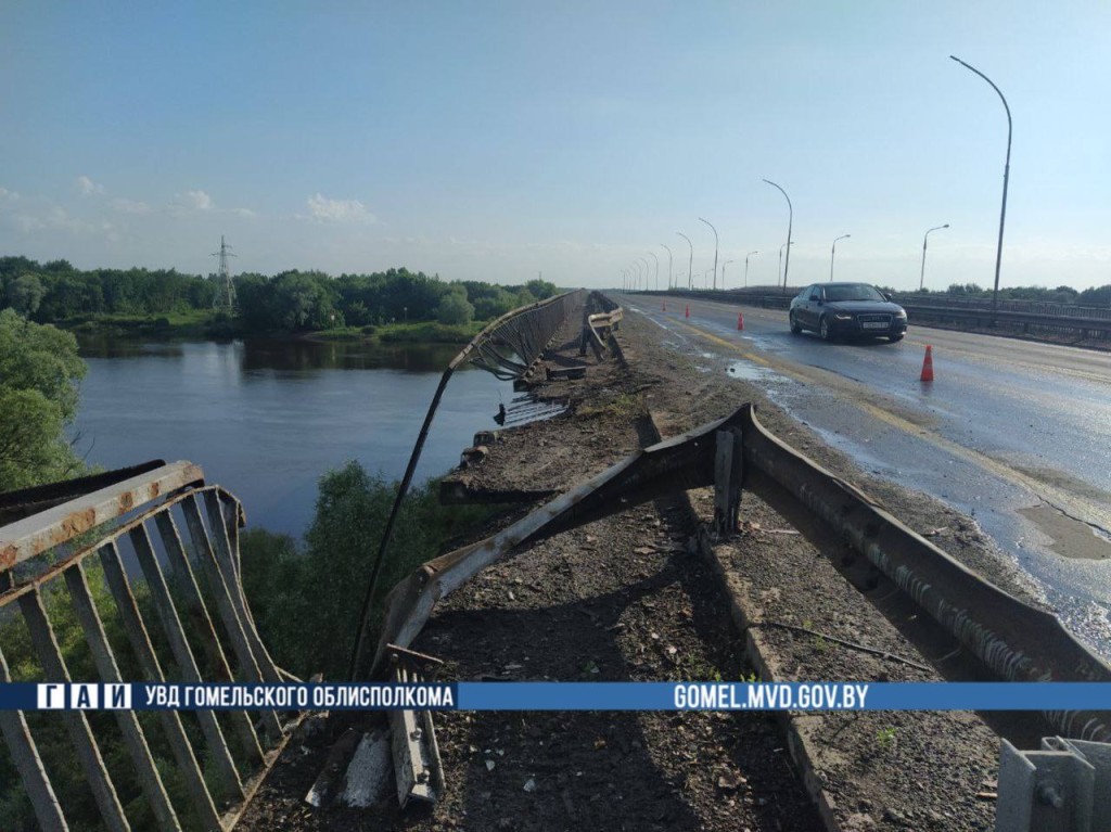 Бензовоз рухнул с моста через Днепр в Речицком районе