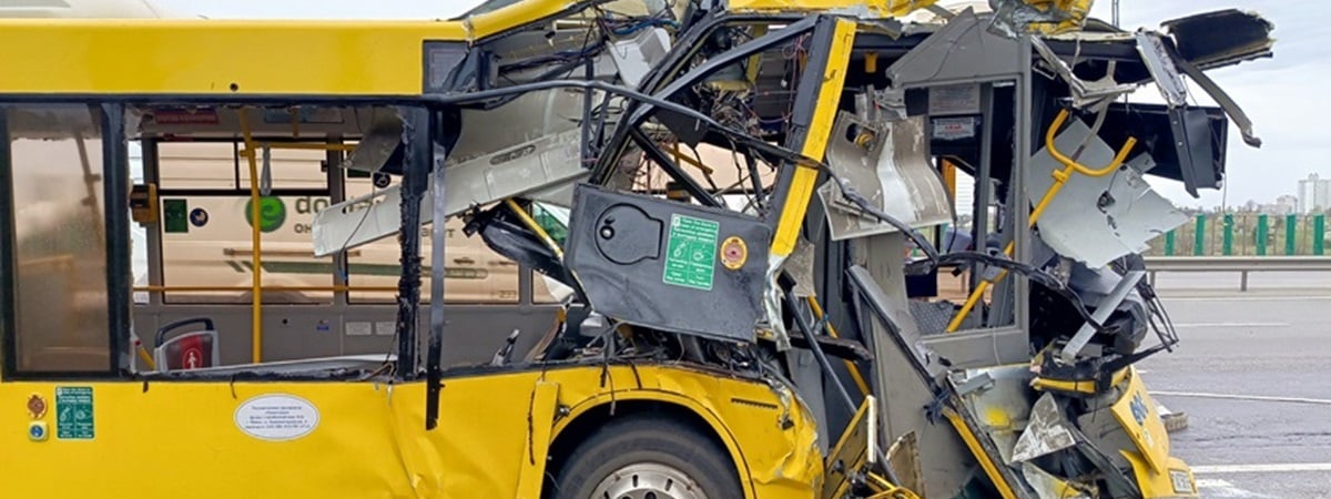 Сел за руль без очков, обстоятельств не помнит. СК обвинил водителя автобуса в ДТП под Минском с 51 пострадавшими — Фото