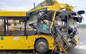 Сел за руль без очков, обстоятельств не помнит. СК обвинил водителя автобуса в ДТП под Минском с 51 пострадавшими — Фото