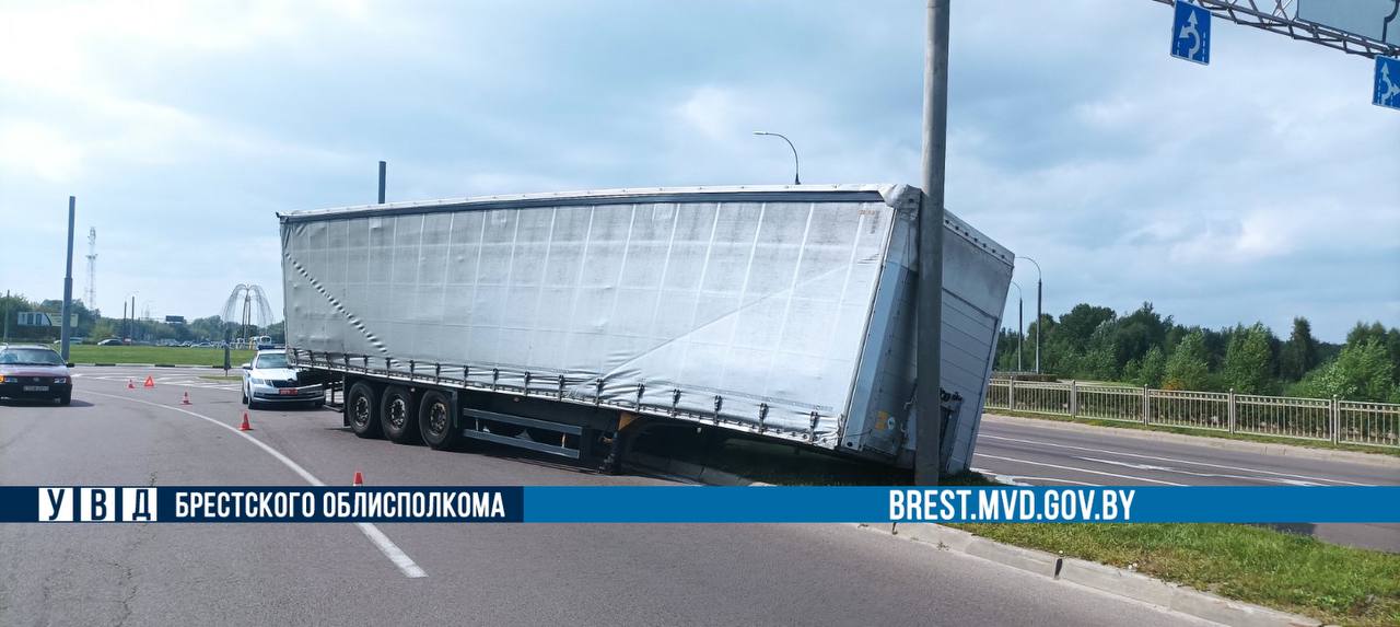 В Бресте у фуры отцепился полуприцеп во время движения