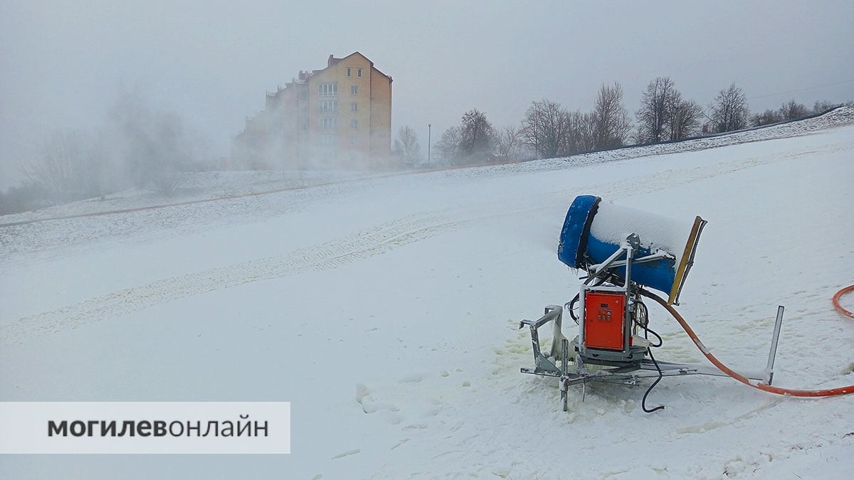 В Печерск пришла зима — там включили снежные пушки и готовят горку к выходным