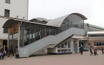 Пешеходный моста витебского железнодорожного вокзала ожидает ремонт — прохудилась крыша