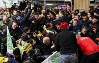 В Париже протестующие фермеры боролись с полицией на сельхозвыставке