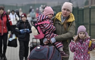 Украинские беженцы вынуждены выходить на улицы после изменения венгерских правил предоставления убежища.