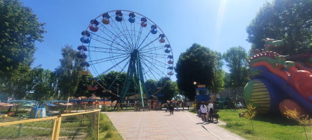 Девушки в Хотимске застряли на колесе обозрения на высоте 18 метров – понадобилась помощь МЧС