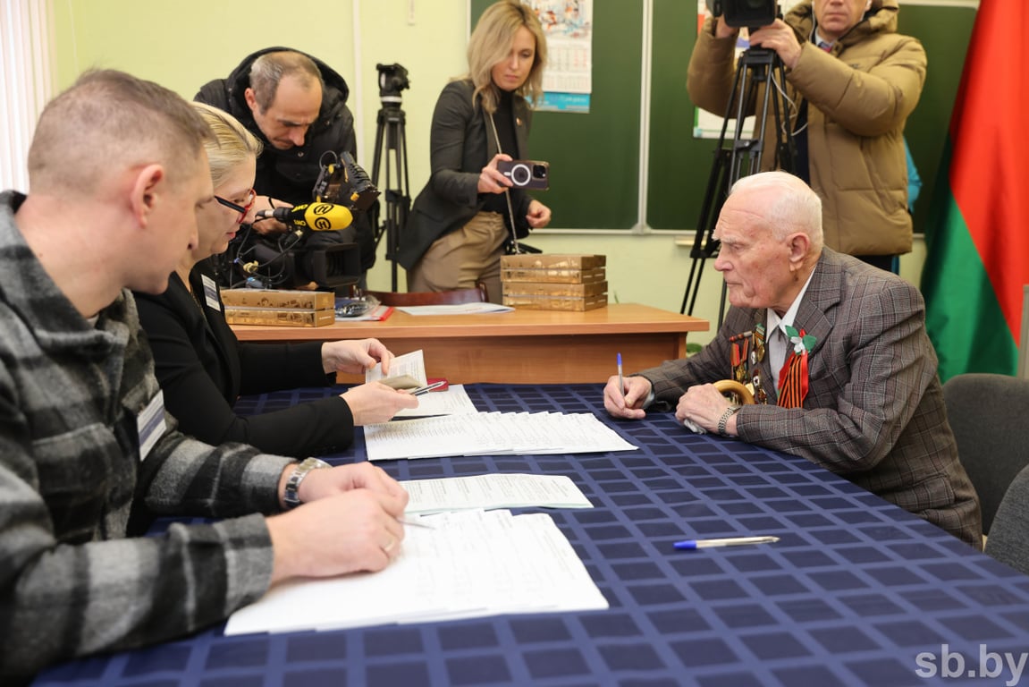 Мы обязаны быть патриотами, чтобы Беларусь оставалась крепкой — ветеран ВОВ на досрочном голосовании в Бресте