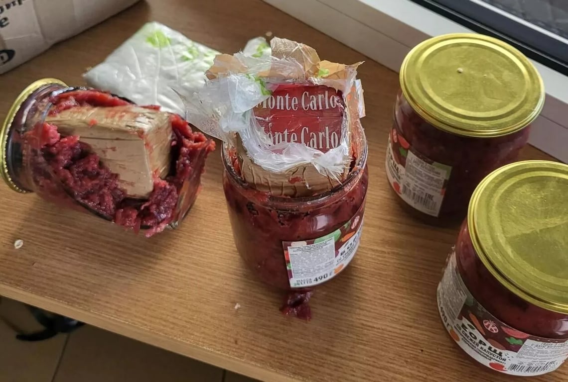 борщ – это не все содержимое банок, в них находилось 29 пачек сигарет.