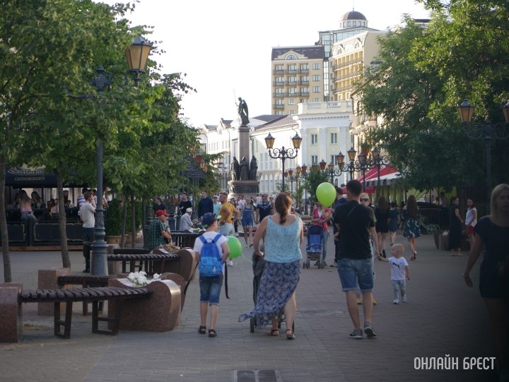 В каком возрасте белоруска выходит замуж и рожает первого ребенка?