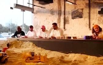 «А мама когда заберёт?» — В Дубае открыли кафе с песочницей для взрослых — Видео