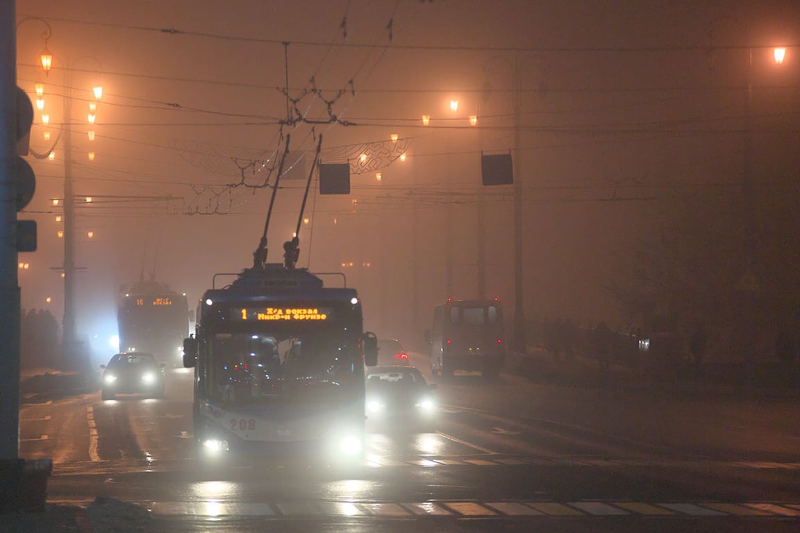 Троллейбусы спускаются в тумане с Кировского моста в Витебске. Фото Сергея Серебро