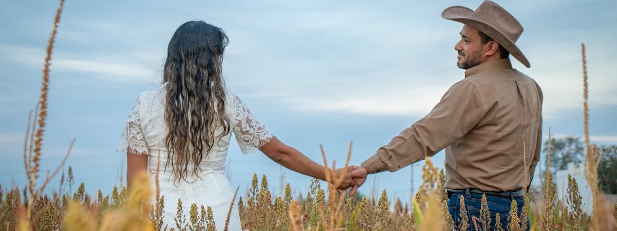 Польские фермеры высыпали зерно из украинского вагона