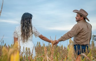 Польские фермеры высыпали зерно из украинского вагона