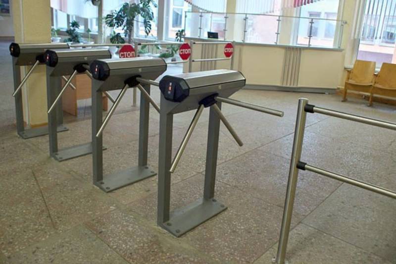 Охранник в школе переписывает паспортные данные посетителей – это законно? Ответили специалисты