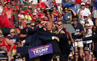 Фотографии показывают хаос и панику на митинге Трампа, когда мимо пролетали пули.