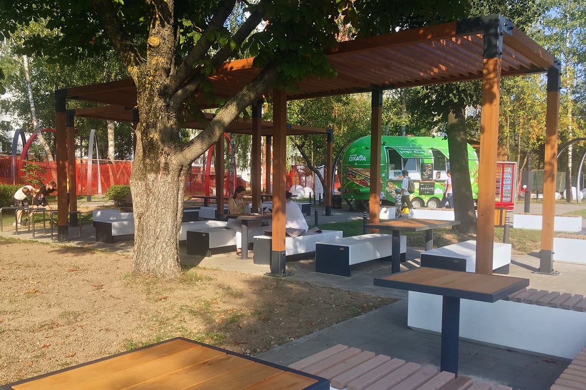 Фудкорт. Студенческий сквер в Витебске напротив ВГУ. Фото Сергея Серебро