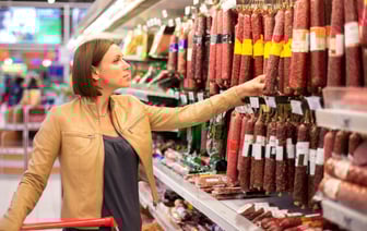 Белорусские магазины объявили скидки до 27% на колбасы. Где закупиться сырокопченой, а где — вареной?