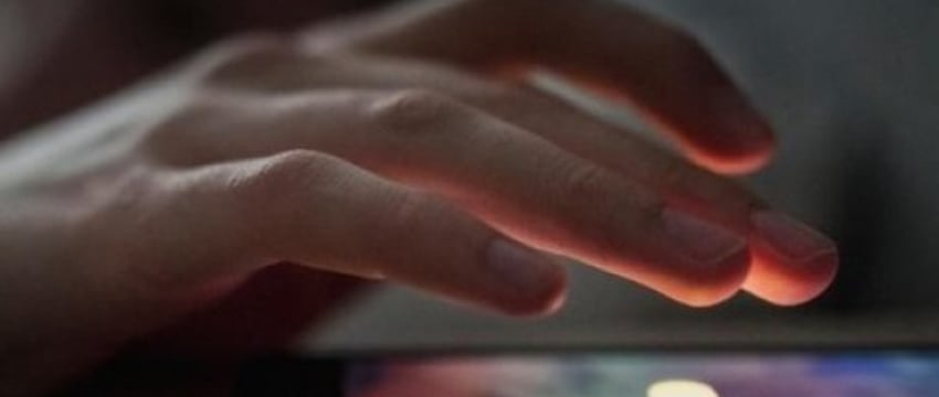 Эксперт по сну объяснил, чем мы рискуем, засыпая под кино или музыку