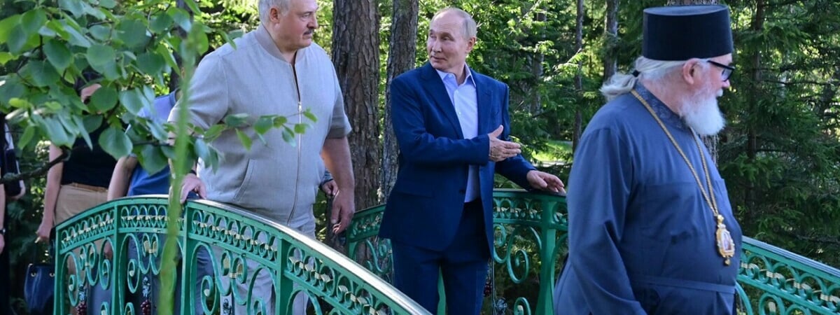 Путин к дню рождения Лукашенко наградил его орденом Святого апостола Андрея Первозванного — Фото