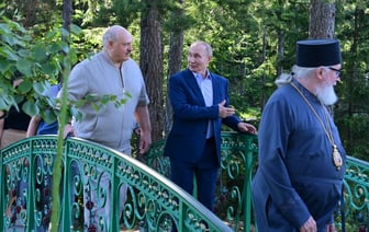 Путин к дню рождения Лукашенко наградил его орденом Святого апостола Андрея Первозванного — Фото