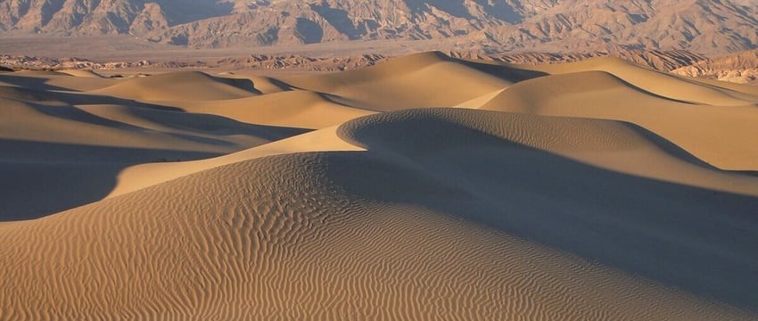 Кожа на ногах туриста начала трескаться после прогулки босиком по Долине Смерти