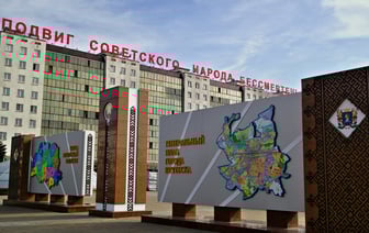 Лозунг о подвиге советского народа на площади Победы уже обновили. А знаете, сколько стоит одна буква?