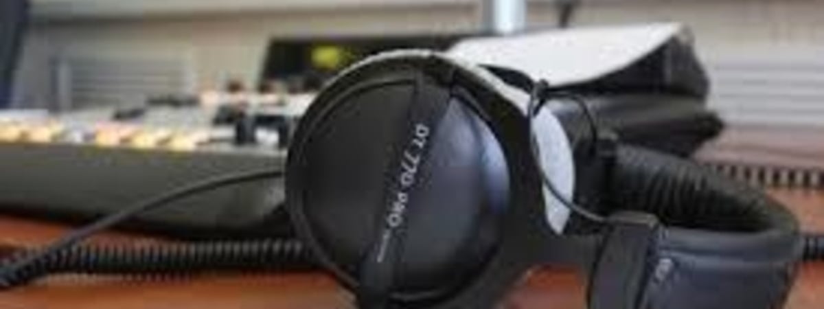 Накануне «выборов» программа поздравлений на бобруйском радио «Zefir FM» резко ушла в отпуск