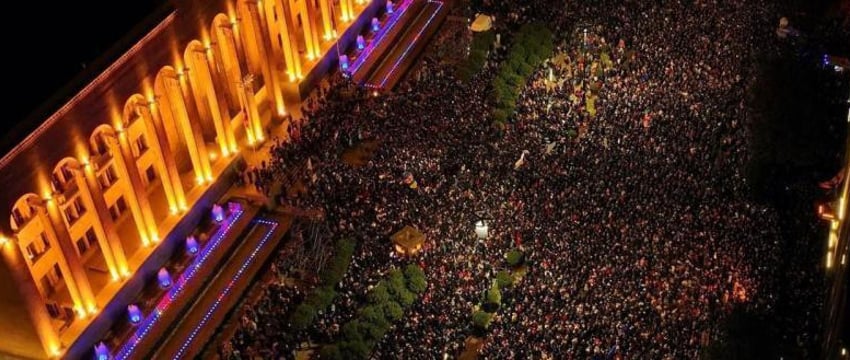 Оппозиция провела акцию протеста перед парламентом в Тбилиси