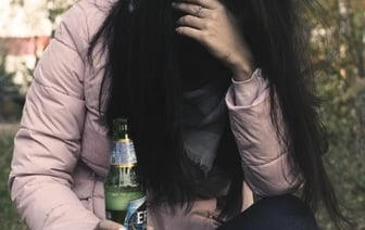 Употребляла алкоголь и не хотела выходить на работу. В Беларуси женщина продлила себе больничный, добавив штрих в документ